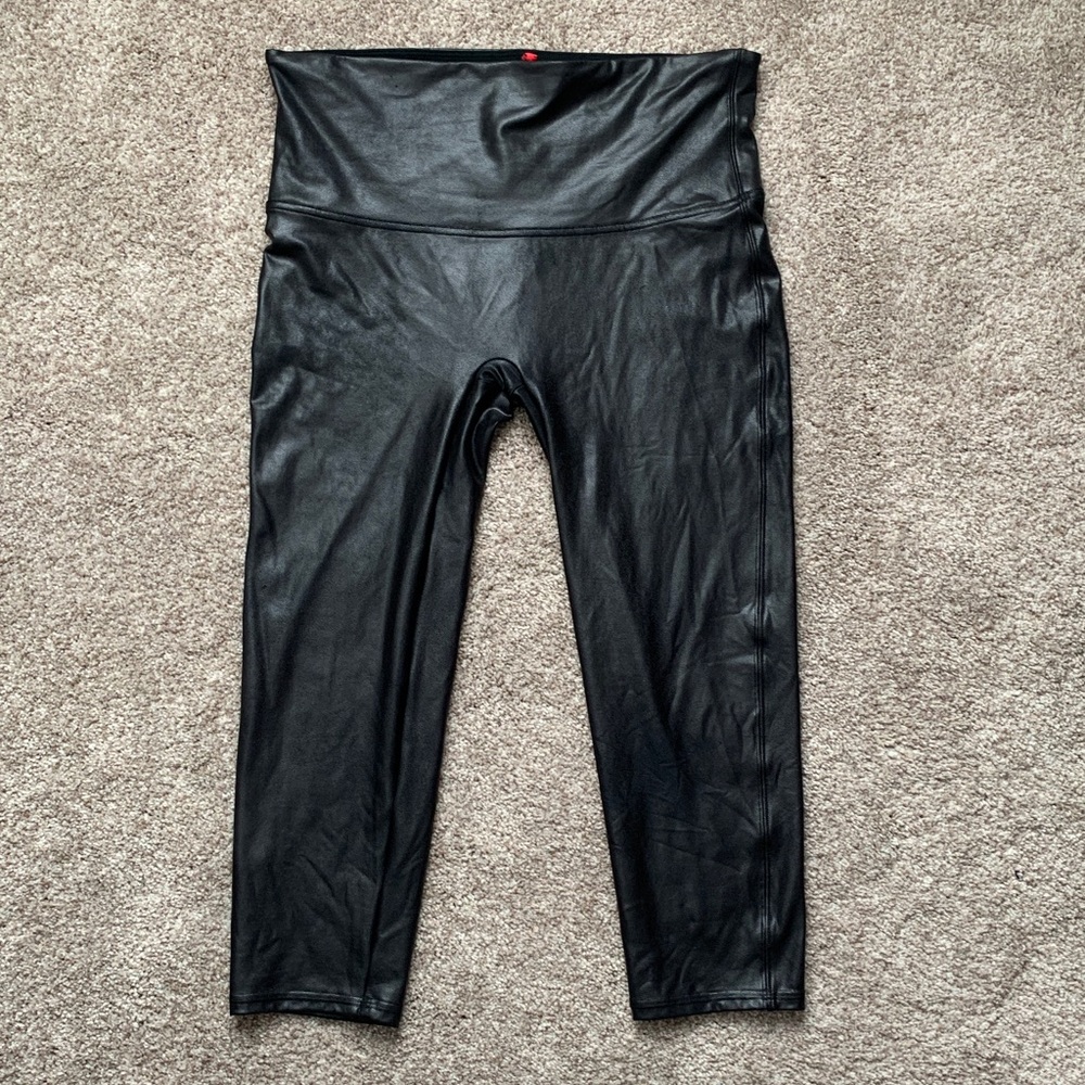 SPANX Women’s Black Faux Leather Cropped Leggings Size Unknown (Medium?)